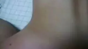 Πειράγματα μελαχρινή σερβίρει κόκορας πιστά POV