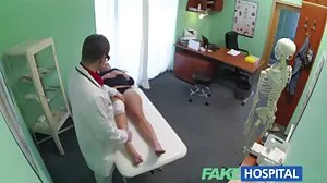 Η μελαχρινή χαριτωμένη αλογοουρά γεμίζει το μουνί της στο μπάνιο