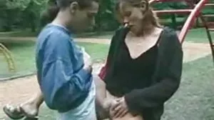 Πρόστυχα μωρά δελεάζονται και κακοποιούνται από βρώμικο κύριο