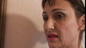 Η καμαριέρα Κάλι Ρόουζ, τρυπημένη στη θηλή, χτυπά το μουνί της