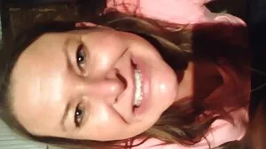 Η έφηβη Layla Adams χαϊδεύεται από τον Tommy