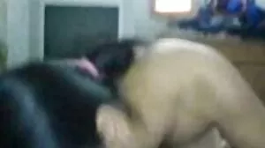 Ξανθός έφηβος λαχταρά τεράστιο μαύρο κόκορα