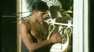 Η Keiran Lee θαυμάζει τον κήπο της Nikki