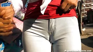 Το MILF με το Bursting Bust λατρεύεται από τον Neighbor