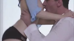 Η σέξι Σάρα Τζέι γυαλίζει το όμορφο MILF πρόσωπό της