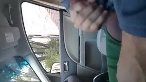 Ο απατεώνας κρύβεται στη ντουλάπα - αλλά εξακολουθεί να γαμάει την πόρνη!