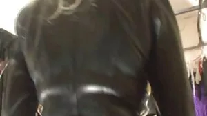 Η συναρπαστική Raylene γλείφει το καυτό twat της Ava Addams