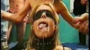 Τα τεράστια ρόπτρα της Krystal Swift αναπηδούν όταν καβαλάει το πουλί
