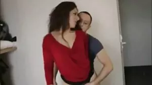 Η όμορφη MILF χτυπά τον κώλο της από έναν νεαρό άντρα