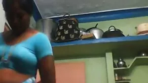 Ο Stepson έχει το Ride της ζωής του κάτω από το MILF
