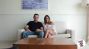 Η Στέισι που καπνίζει ζεστή χρησιμοποιεί ένα δονητή για να κάνει μασάζ στη γλυκιά της τρύπα
